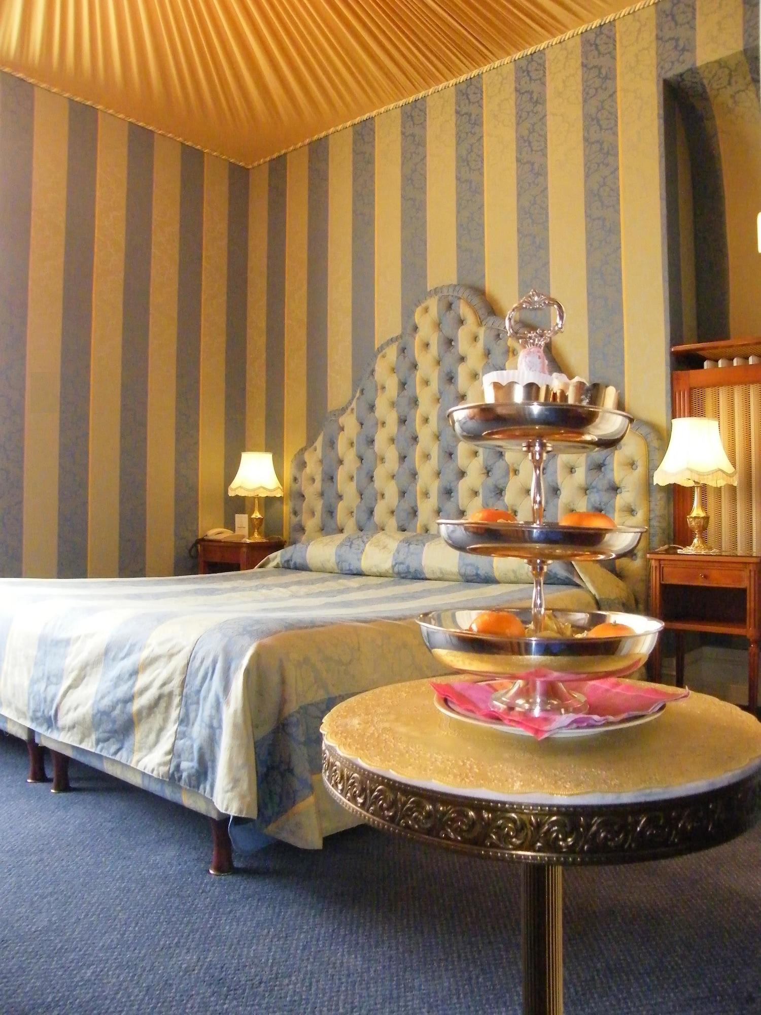 Hotel Grand Des Templiers, Piscine & 4*