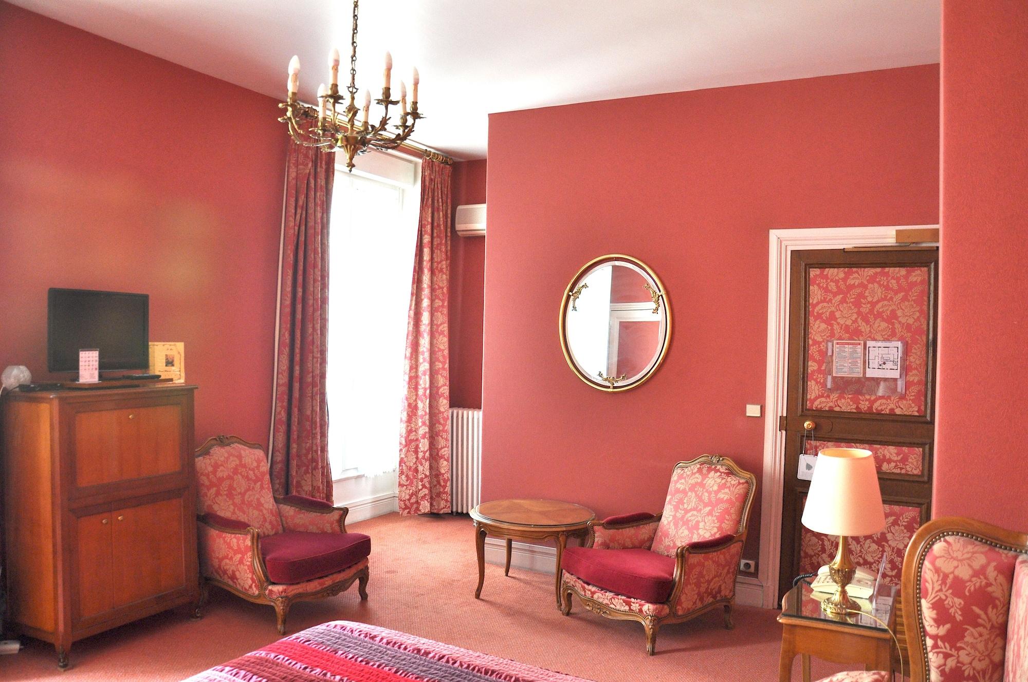 Grand Des Templiers, Piscine & Hotel