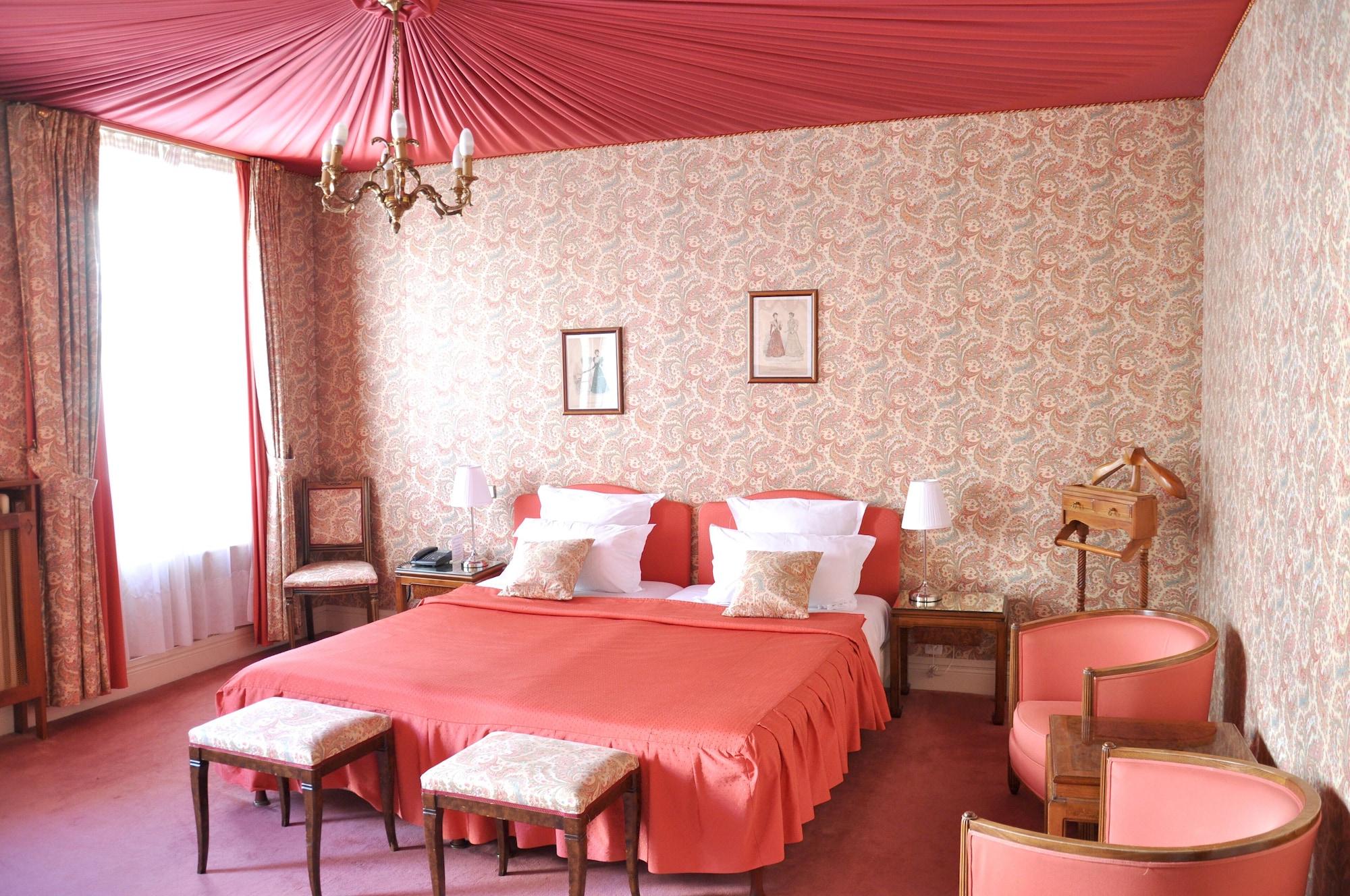 Grand Des Templiers, Piscine & Hotel