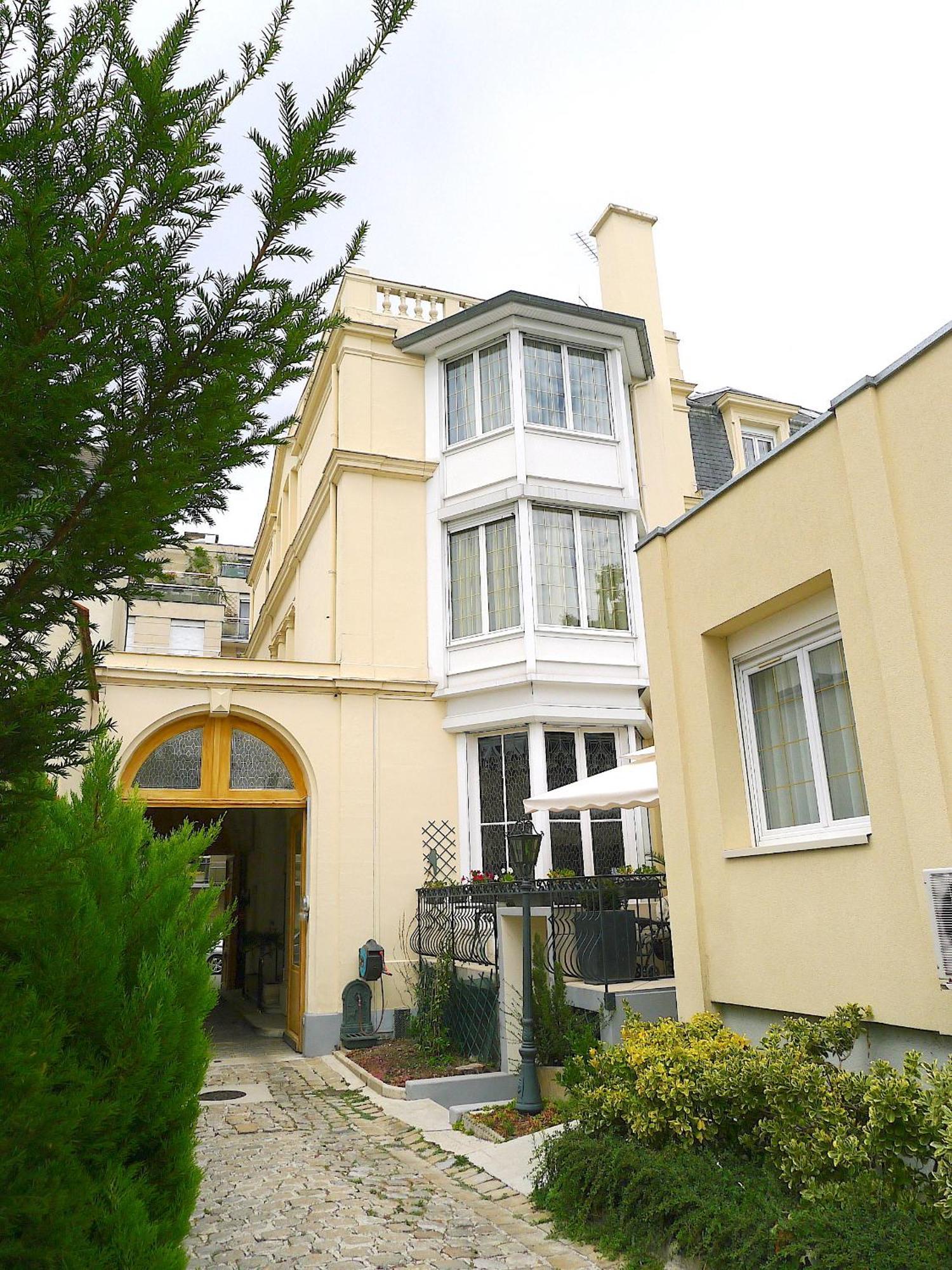 Grand Des Templiers, Piscine & Hotel Reims